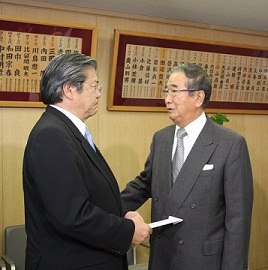 資料写真；知事と議長